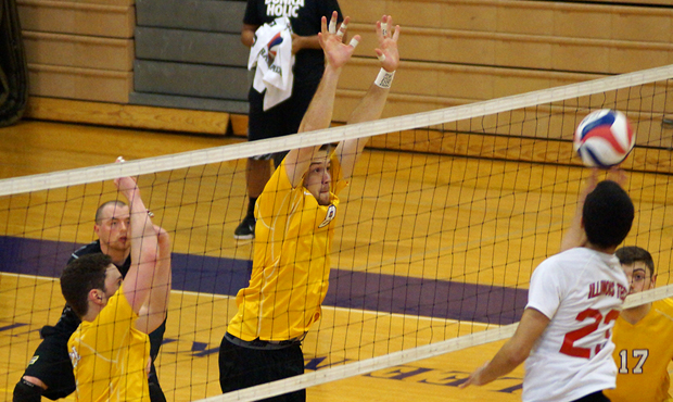 Men's Volleyball continues win streak with win at Loras